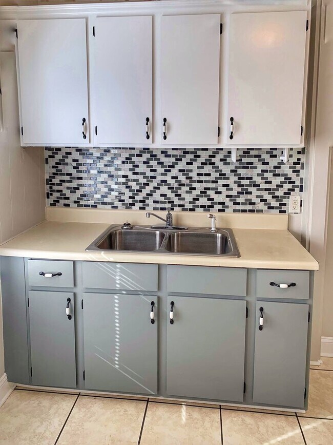 Building Photo - 910 Lamont St