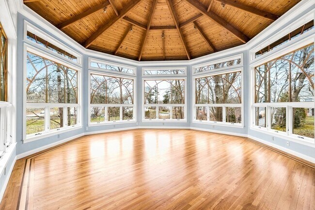 Building Photo - 328 East St