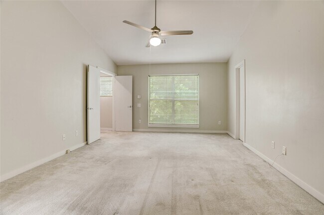 Building Photo - 910 Ruthven St