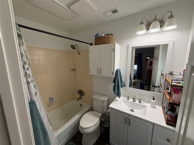 Building Photo - 402 Yucca Dr