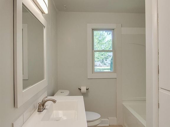 Building Photo - 1865 Maple Dr