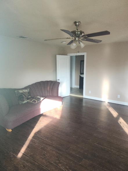 Building Photo - 1017 E Wells Ave