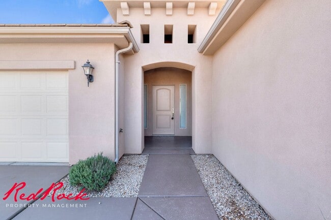 Building Photo - Sun River 2 Bedroom Home with Bonus Den! First Class Amenities!