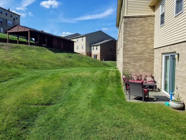 Building Photo - Check This Out! 3 BR Townhome with Washer & Dryer + Equipped Kitchen with Dishwasher! Call Today!