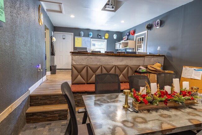 Building Photo - 314 N 2nd St