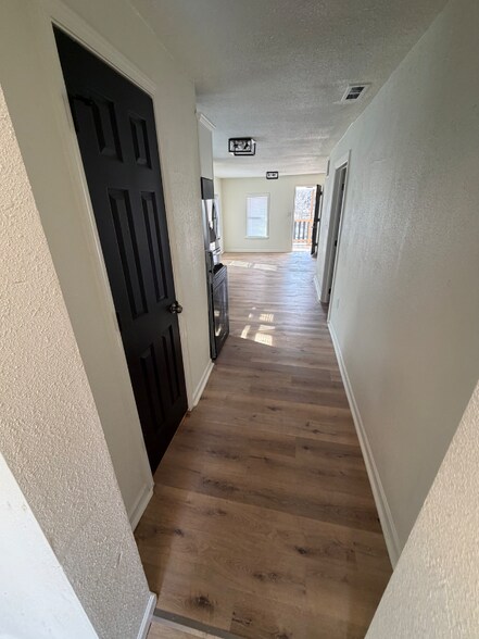 Building Photo - 625 N Main St