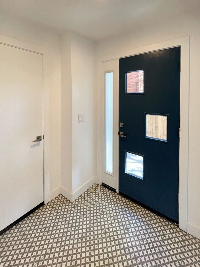 Building Photo - Striking 2BD/2.5 Bath Townhome in MidTown ...