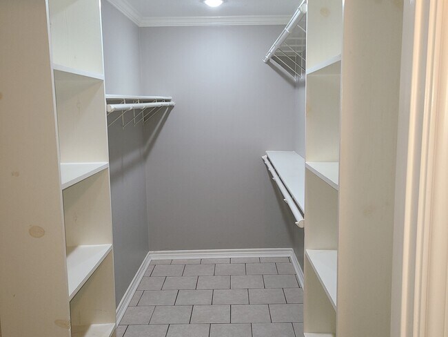 Building Photo - 917 Linda Ln