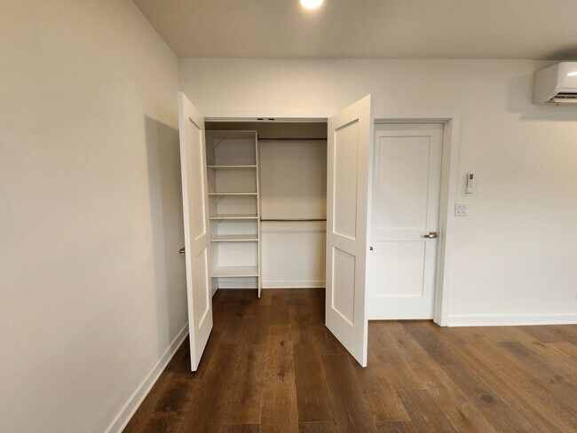 Building Photo - Beautiful 2 bedroom newly renovated unit available