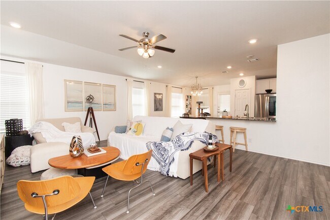 Primary Photo - 303 Saddleback Trl