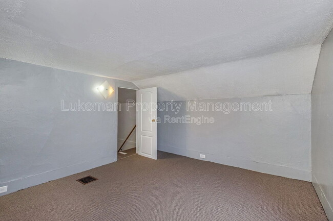 Building Photo - 719 Davis St