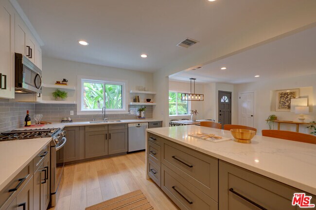 Building Photo - 3915 Coldwater Canyon Ave