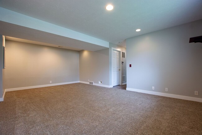 Building Photo - 3 Bedroom / 2 Bath Near Lake Cunningham!