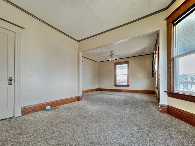 Building Photo - Huge 4 Bedroom 2 Bath Single Family with Central Air!