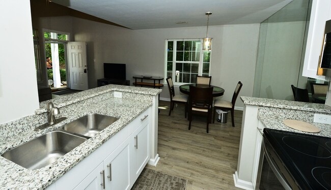 Building Photo - Community Clubhouse, exercise room & pool!