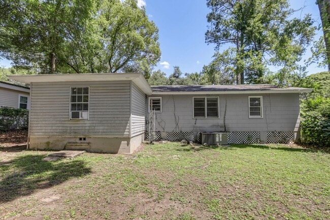 Building Photo - 4 bed 2 bath house, Walk to Stadium!! Available July 2026