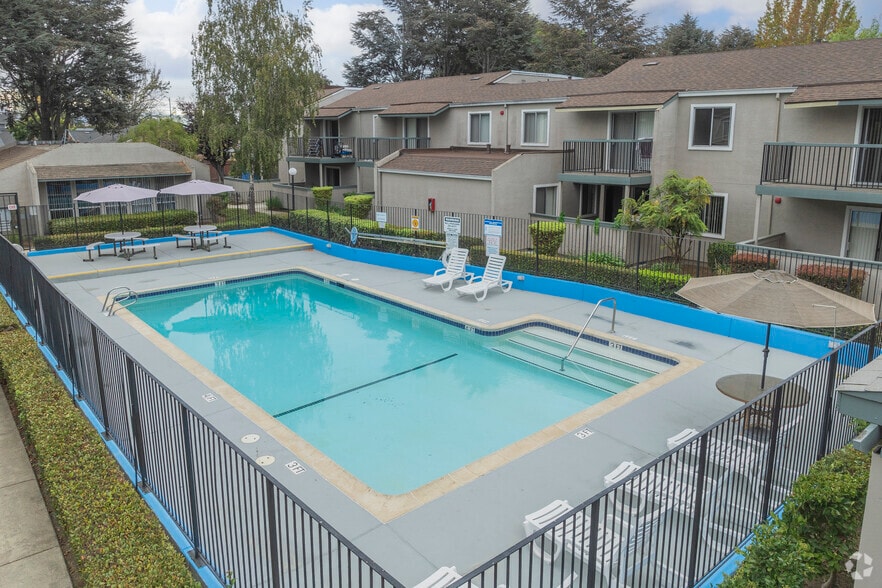 Pool - Windsor Garden Apartments