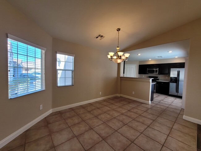 Building Photo - Beautiful Single Story Town Home in Mountains Edge Community