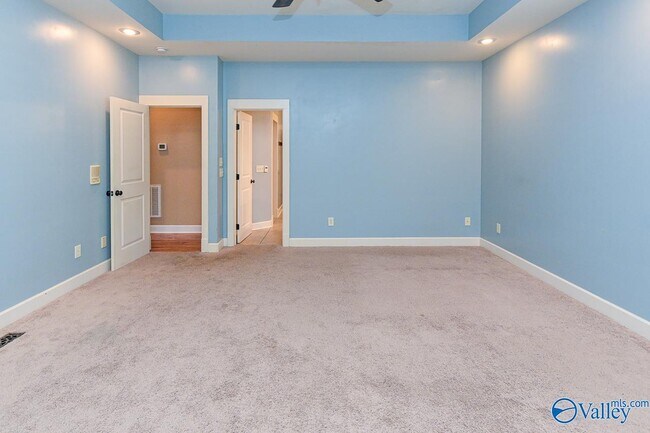 Building Photo - 305 Walden Glen Ct