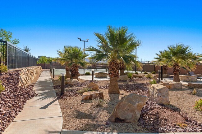 Building Photo - "Beautiful pet friendly 3-Bedroom, 2.5 Bat...