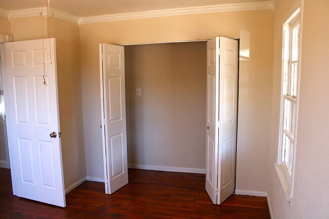 Building Photo - nicely remodeled 2/2 spacious home