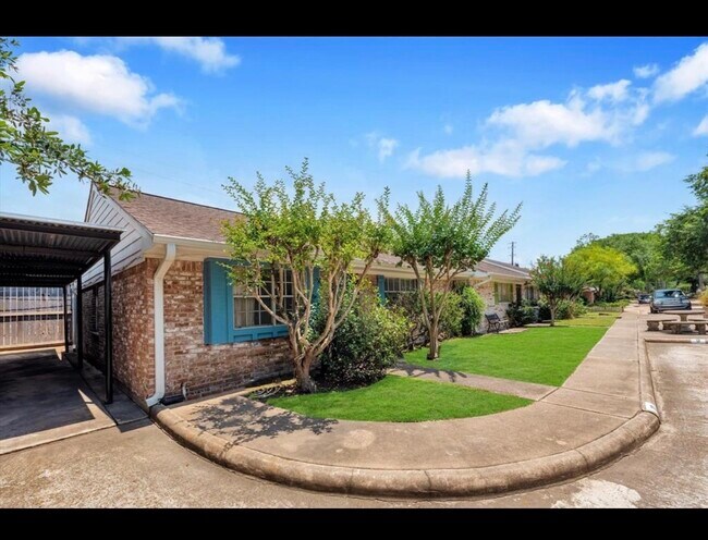 Building Photo - 10122 Shadow Wood Dr