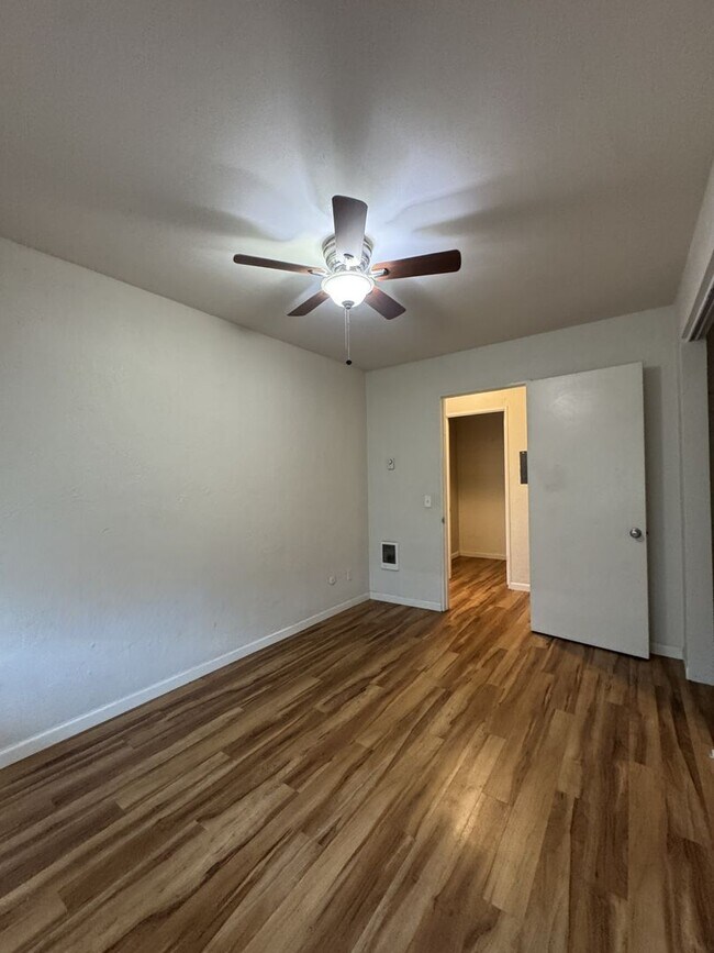 Building Photo - (WWA 5711) 1 bedroom/1 bathroom ~Cat Friendly~