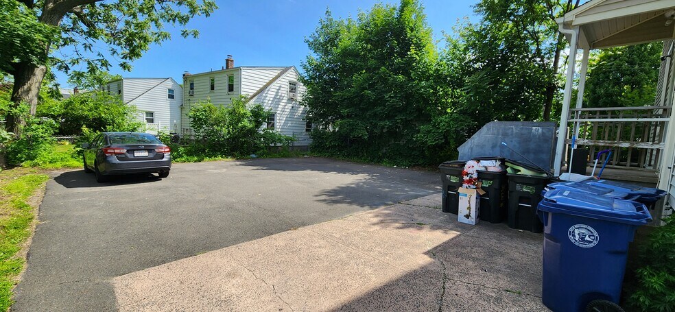 Building Photo - 352 Elm St