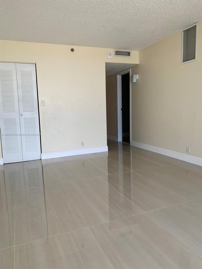 Building Photo - 7601 E Treasure Dr