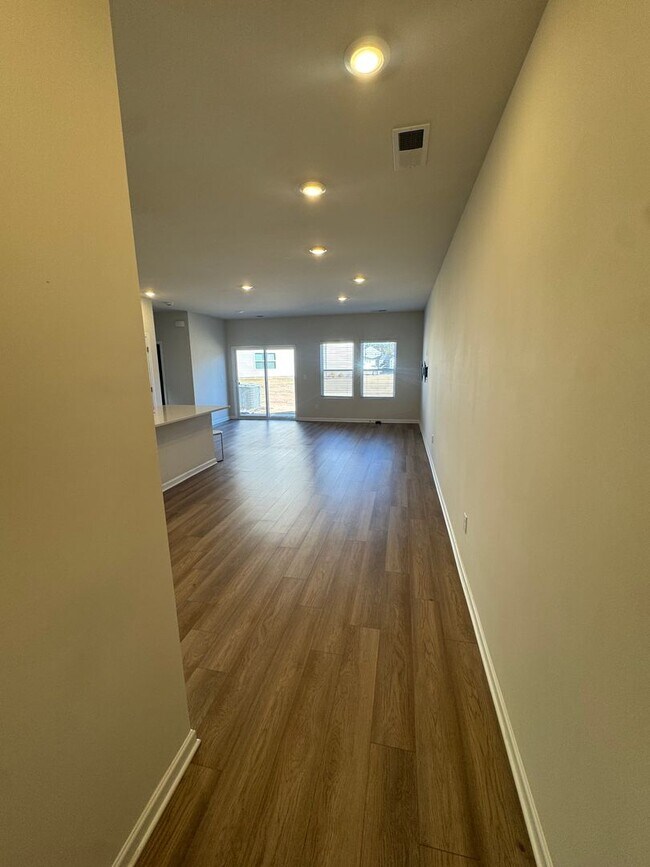 Building Photo - Beautiful 3BR 2.5 Townhouse w/ 2-Car Garage •  EV Plug • Quartz Island • End Unit in Charlotte