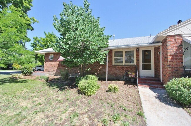 Building Photo - Single-Level Home Nestled in the North End