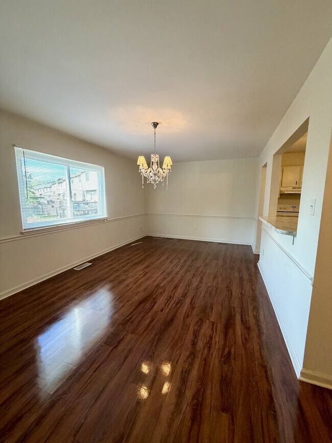 Building Photo - 305 W Cadbury Dr