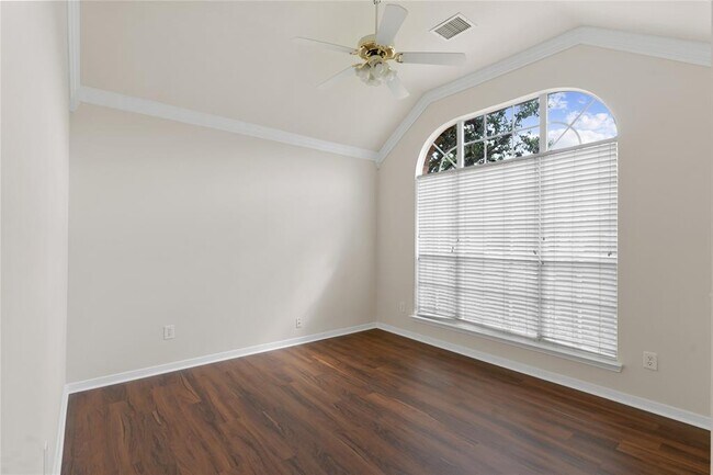 Building Photo - 10115 Willow Crossing Dr