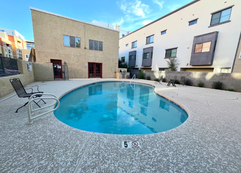 Building Photo - 1014 E Spence Ave