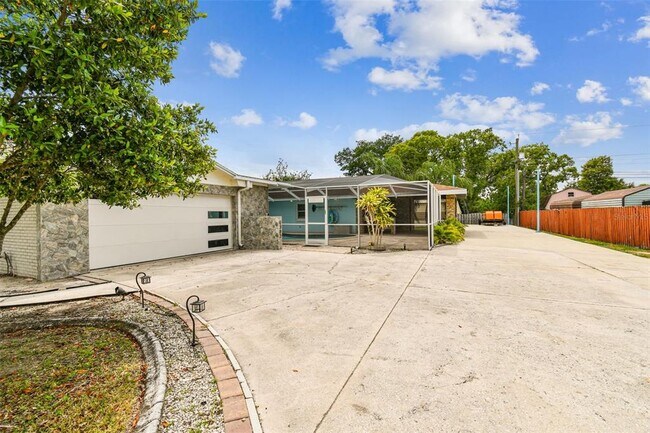 Building Photo - 1302 Brandonwood Dr