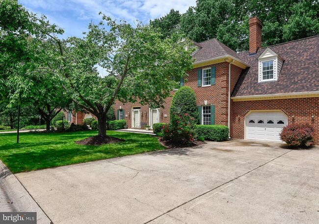 Building Photo - GORGEOUS TOWNHOUSE - THE GREEN'S AT LEE'S ...