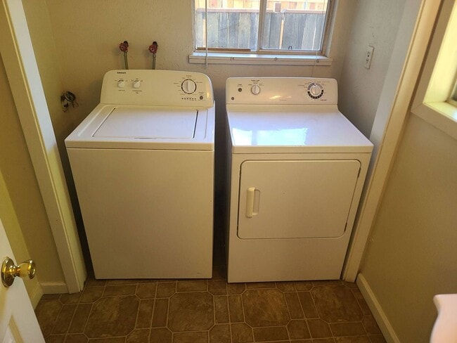 Building Photo - 247 W 2nd Ave