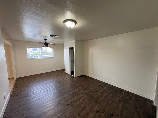 Building Photo - Spacious SE Tulare Home Near Shopping Centers Rent Ready!
