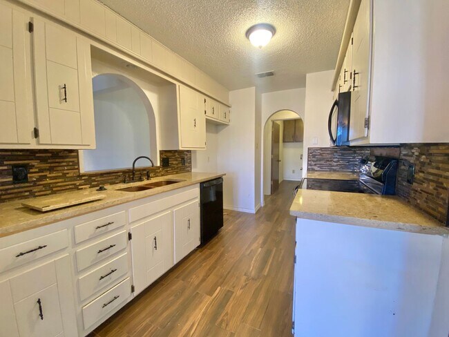 Building Photo - Pre leasing now for 4/01 move in.