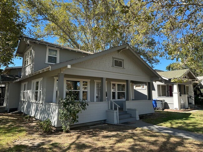 Building Photo - Beautiful Craftsman!