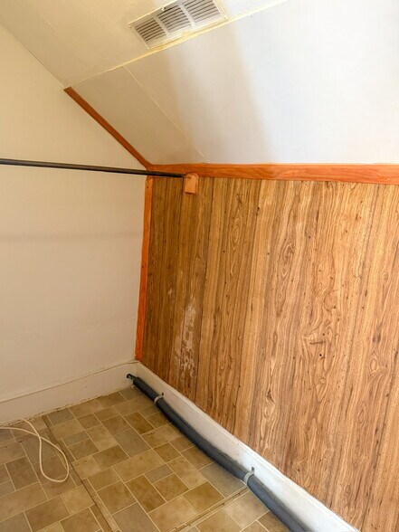 Walk In Closet Angle 1 - 62 Fourth St