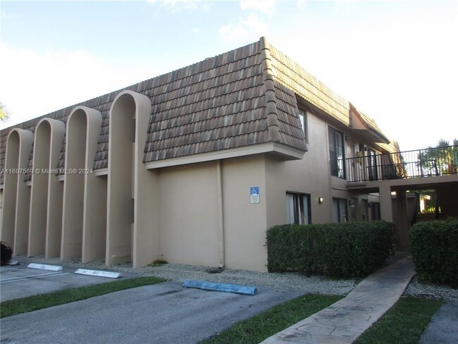 Building Photo - 10856 Royal Palm Blvd