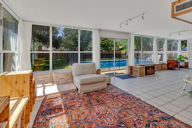 Building Photo - Bluewater Bay POOL Home!