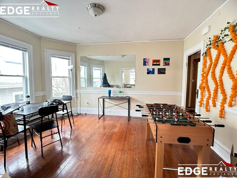 Building Photo - 74 Leicester St