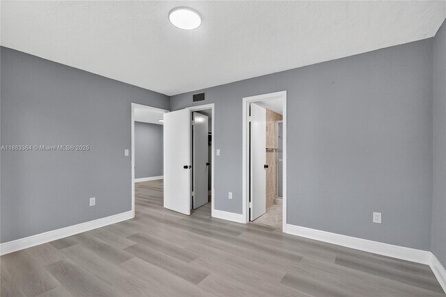 Building Photo - 10000 NW 80th Ct