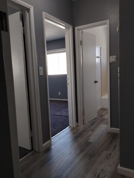 Upstairs full bath and 2 bd - 531 Warren Ln
