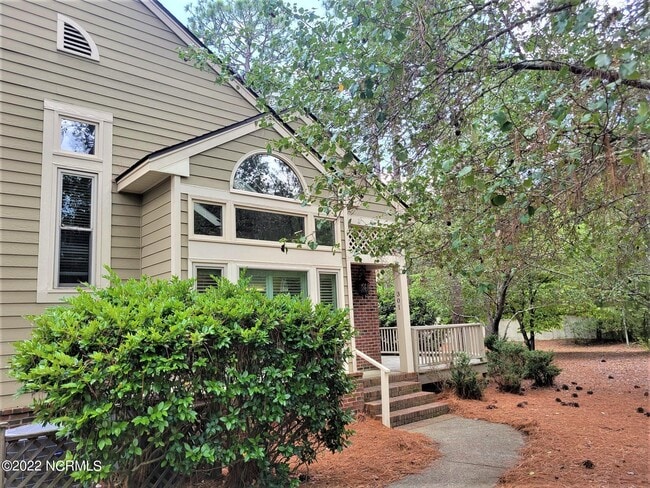 Building Photo - 301 Hampton Dr