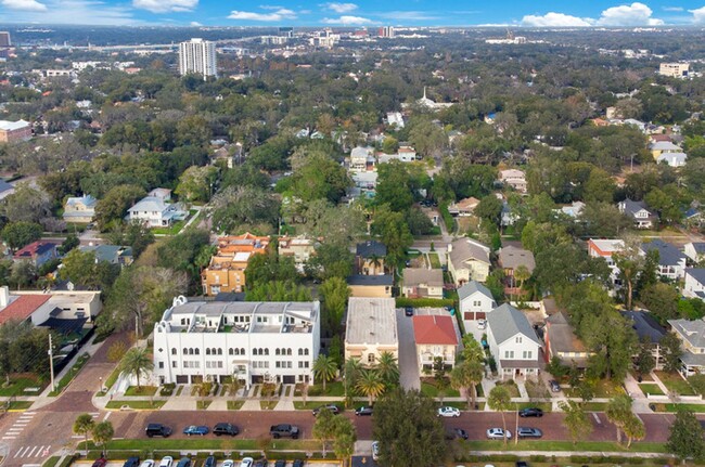 Building Photo - Villas of Lake Eola Condo