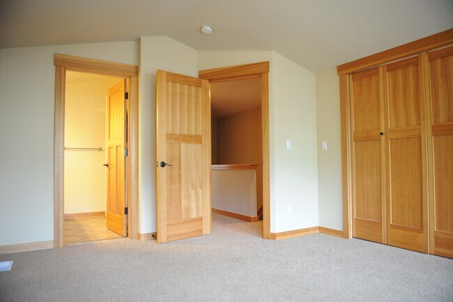 Building Photo - 6533 35th Ave NE