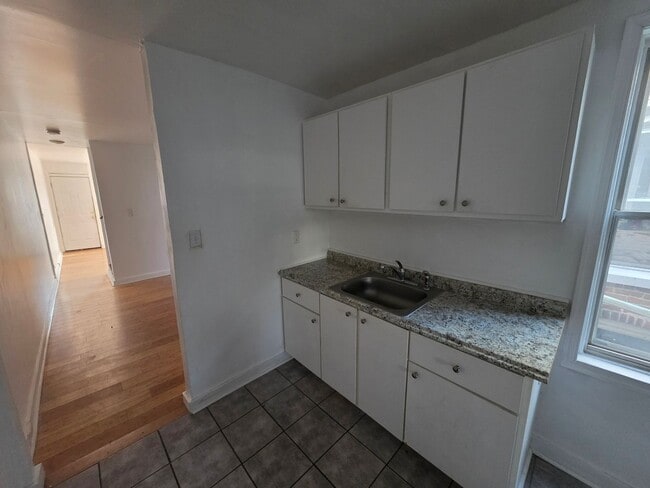 Building Photo - 221 N Scott St